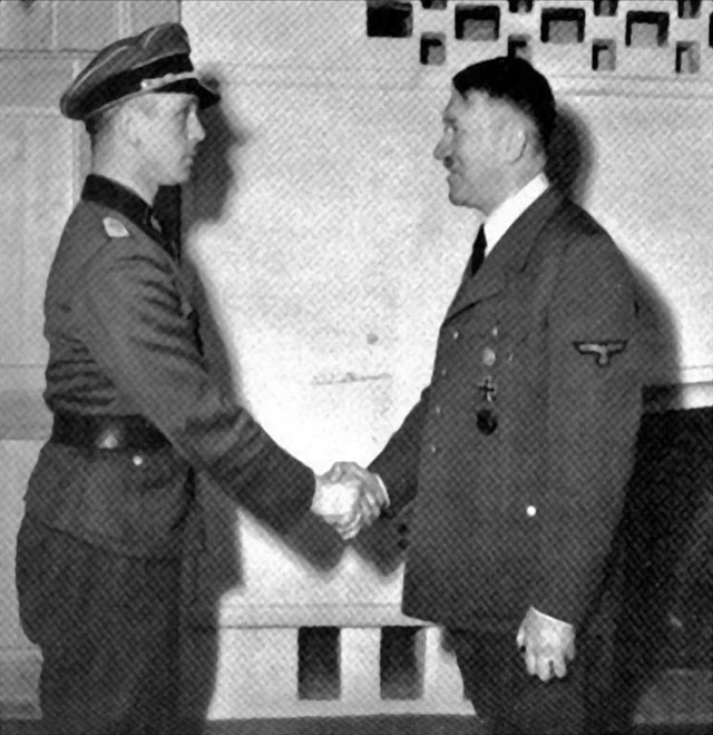 Kurt Meyer og Adolf Hitler ved en medaljeseremoni.
