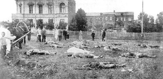 Utgraving av massegrav utenfor Tsjekaens hovedkvarter i Kharkov.