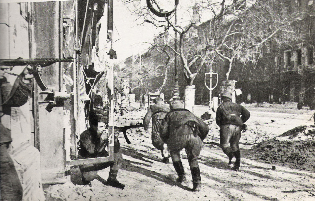 Sovjetiske soldater kjemper i Budapest.