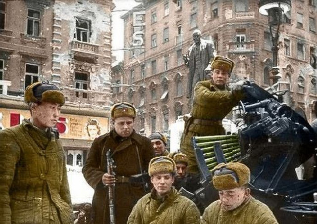 Sovjetiske okkupasjonssoldater i Budapest.