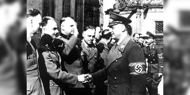 Helmut Stellrecht, lengst til høyre, og Alfred Rosenberg hilser på partifunksjonærer.