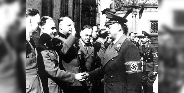 Helmut Stellrecht, lengst til høyre, og Alfred Rosenberg hilser på partifunksjonærer.