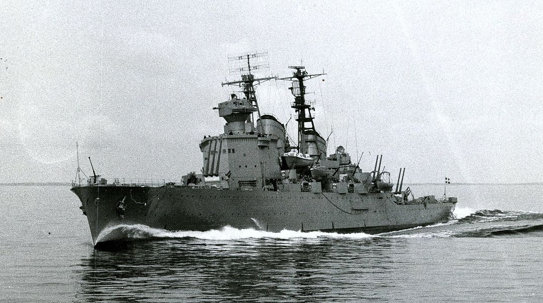 680px-HMS_Tre_Kronor_in_1954
