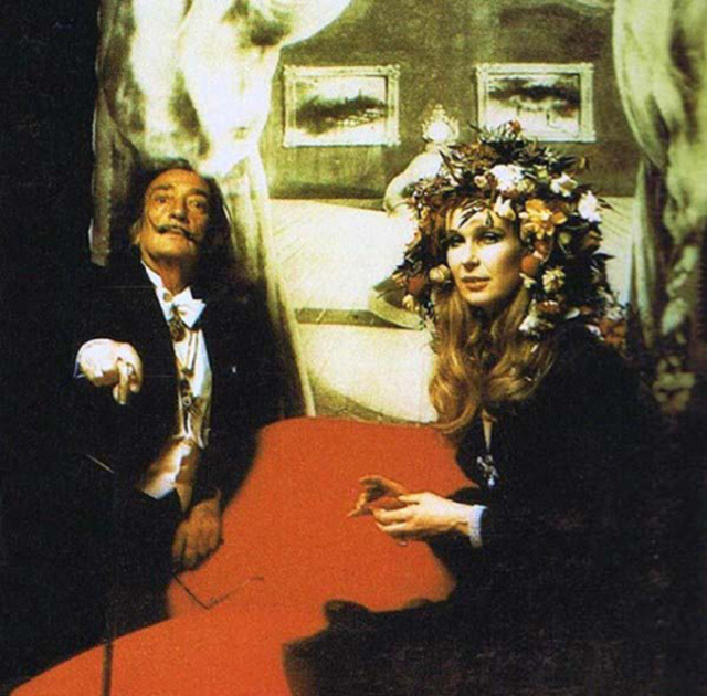 Salvador Dali poserer fremfor sitt portrett av Mae West.