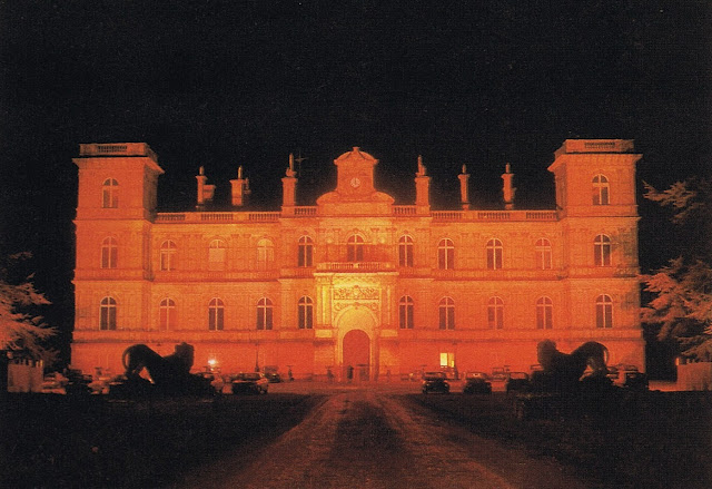 Château de Ferrières ble opplyst i rødt for å få det til å se ut som brann. Scener fra den pedofile jødiske regissøren Roman Polańskis film om Satan, «The Ninth Gate», ble filmet her. I filmen «Eyes Wide Shut» er det okkulte ritualet innspilt i et annet av Rothschilds herregårder: Mentmore Towers i Storbritannia.