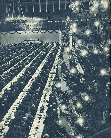 Utryddelse av arbeidsløsheten: Autobahn-arbeidere ved en julefeiring i 1938.