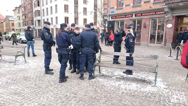 Onkel politi har ikke tid til ran, voldtekter og drap.