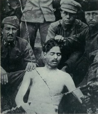 «Lenin-gardister» poserer med et av sine ofre.
