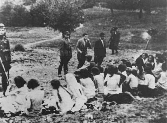 Cette photographie est utilisée dans des articles et des livres d’histoire comme illustration du meurtre de masse à Babij Jar et est censée montrer comment les femmes juives attendent d’être exécutées. En réalité, l’image a également été utilisée pour illustrer des transactions présumées similaires ailleurs. L’origine de l’image est inconnue.