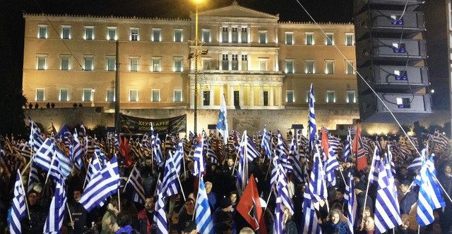 Gyllent daggry under en demonstrasjon utenfor det greske parlamentet.