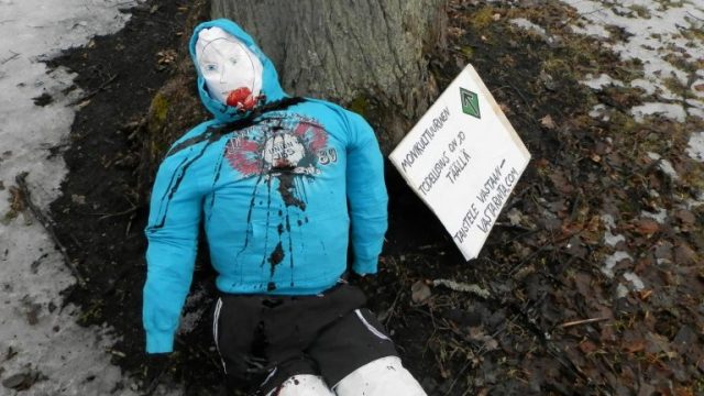 I forbindelse med «antirasist-uken» i Finland rettet Den nordiske motstandsbevegelsen oppmerksomheten på folkemordet på hvite med blant annet dukker. Foto: vastarinta.com.