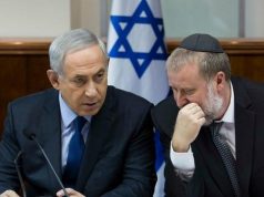 Israels statsminister Benjamin Netanyahu sammen med statsadvokat Avichai Mandelblit.