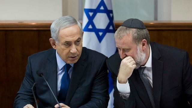 Israels statsminister Benjamin Netanyahu sammen med statsadvokat Avichai Mandelblit.