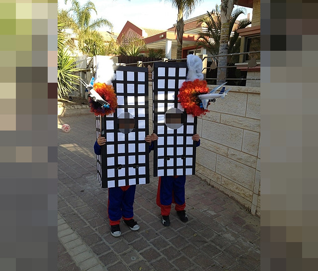 Her har to israelske 7-åringer kledd seg ut til World Trace Center-skyskraperne for å feire Purim i Israel. Høytiden Purim glorifiserer hvordan jødinnen Ester skjulte sin jødiske identitet og lurte kongen av Persia til å slakte 75 000 mennesker som var «fiender til jødene».
