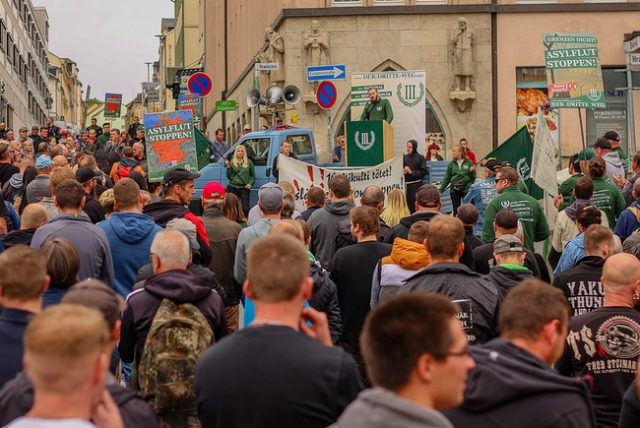 Bilde fra en Der Dritte Weg-demonstrasjon i Plauen i fjor. Over tusen personer marsjerte under parolen «Stopp asyl-oversvømmelsen». 