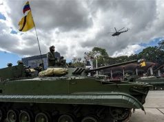 Illustrasjonsbilde: Venezuelansk soldat kjører russisk stridsvogn, 2017.
