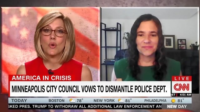 Lisa Bender (til høyre) ønsker å legge ned Minneapolis sin politivirksomhet. Politi er de hvites privilegium, mener hun. Skjermbilde fra Youtube/Washington Free Beacon. 