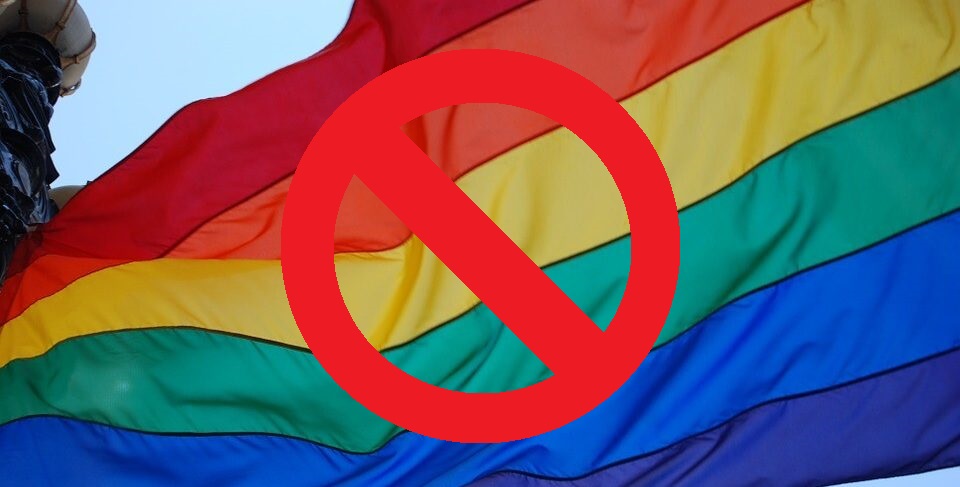 Prideflagg med forbudstegn.